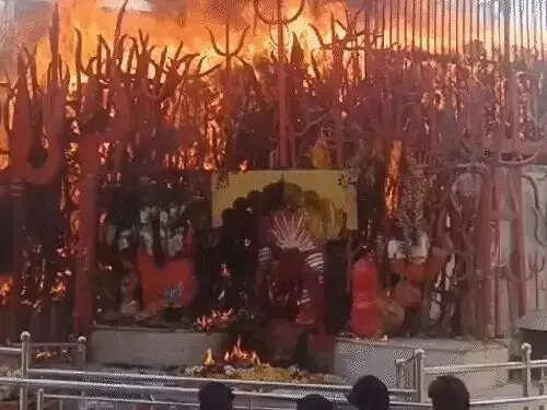 ईडाणा माता ने किया अग्नि स्नान, मंदिर में उठीं 13 फीट ऊंची लपटें