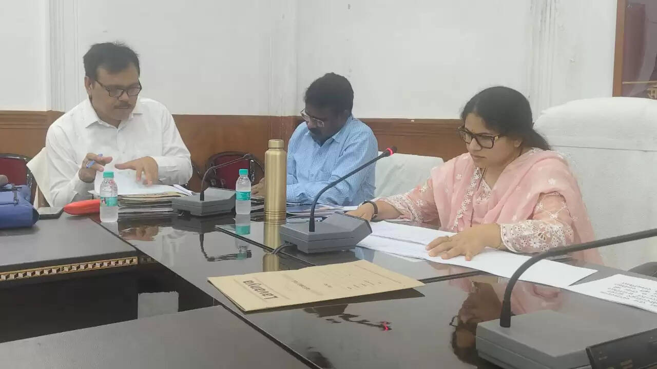 चकबन्दी में लापरवाही पड़ी भारी, लेखपाल का वेतन रोका