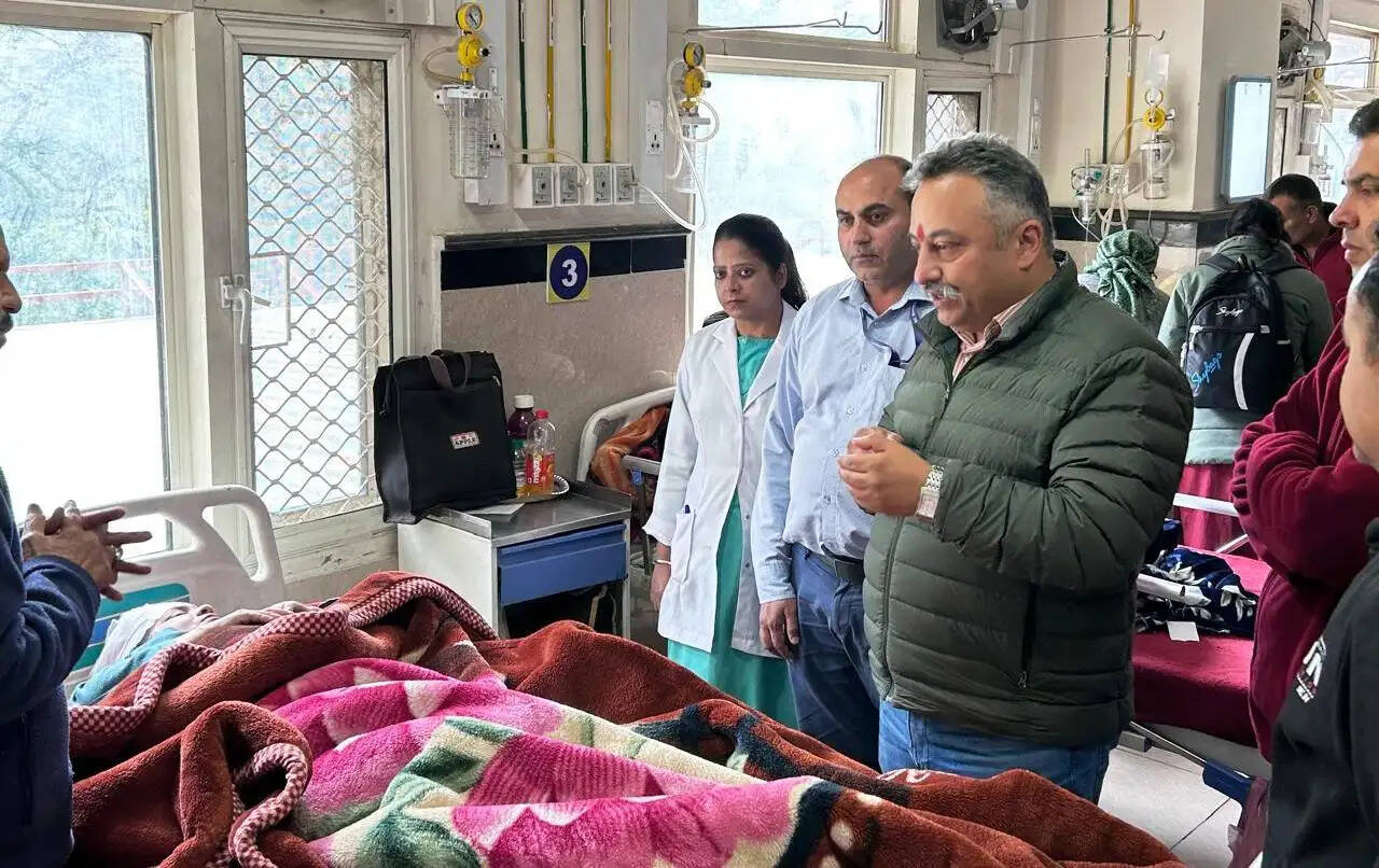 आनी सड़क हादसा : शिक्षा मंत्री रोहित ठाकुर ने आईजीएमसी में घायलों का जाना हाल
