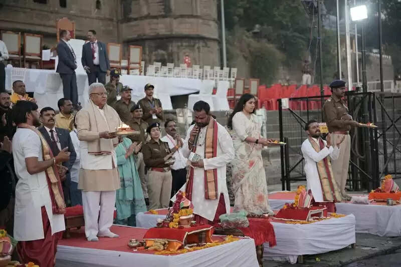 मप्रः राज्यपाल पटेल ने महेश्वर के अहिल्या घाट पर की माँ नर्मदा आरती