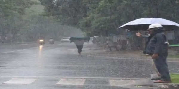 झारखंड : चक्रवात अर्नब का असर, रात से रांची सहित नाै जिलों में हो रही बारिश