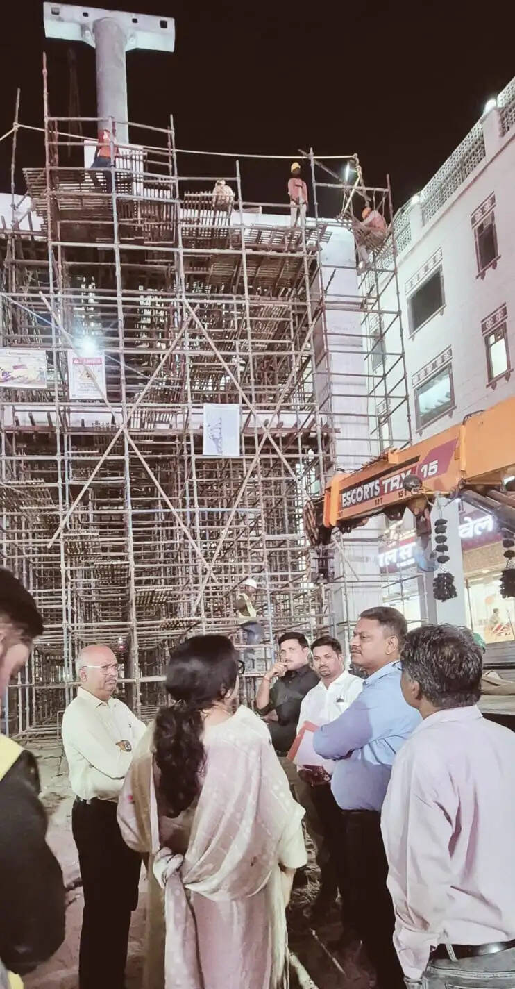 वाराणसी में मंडलायुक्त ने रोपवे परियोजनाओं के प्रगति का लिया जायजा