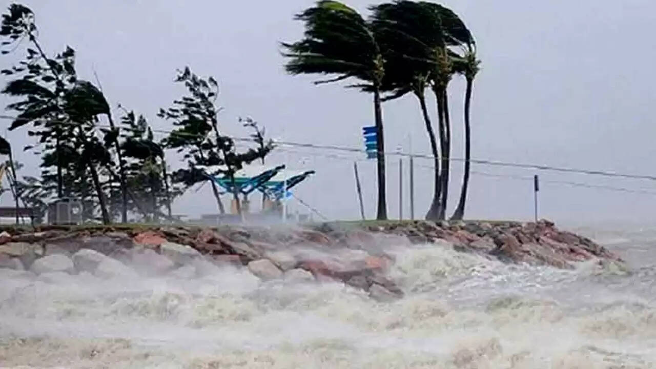 (लीड) आंध्र प्रदेश के काकीनाडा तट की ओर तेजी से बढ़ रहा है चक्रवाती तूफान मोंथा