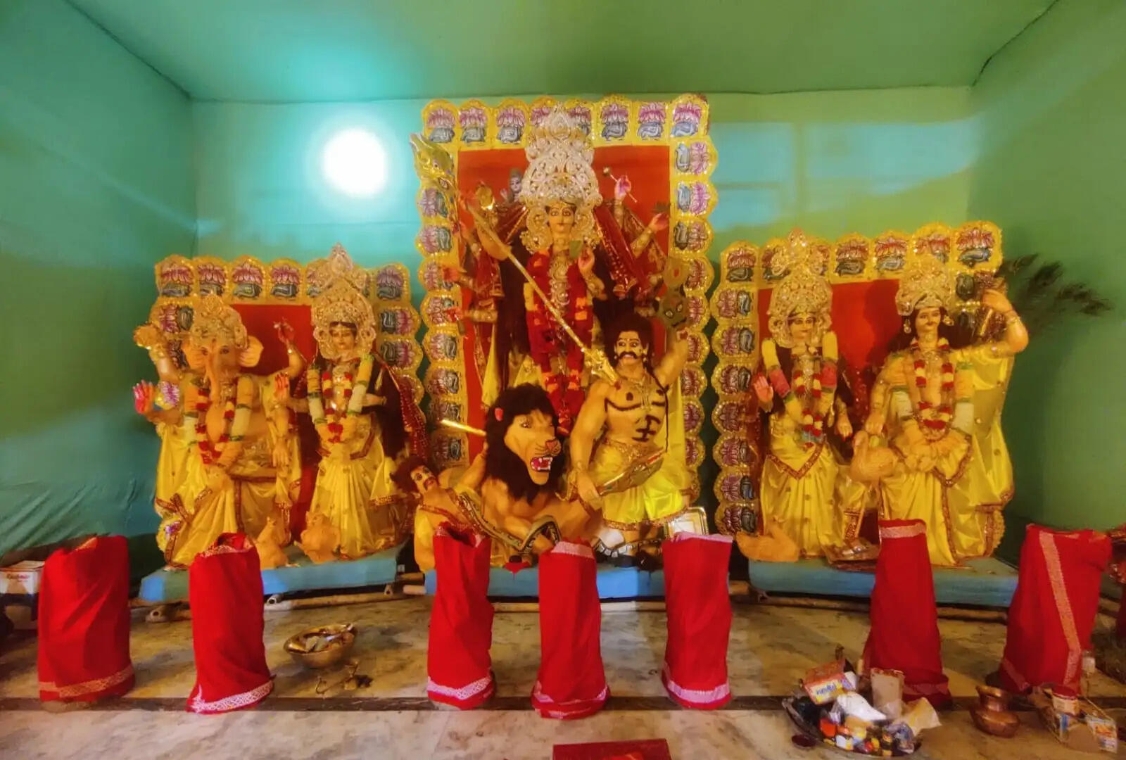 पट खुलते ही पंडालों मां दुर्गा के दर्शन और पूजा अर्चना के लिए उमड़ी भीड़