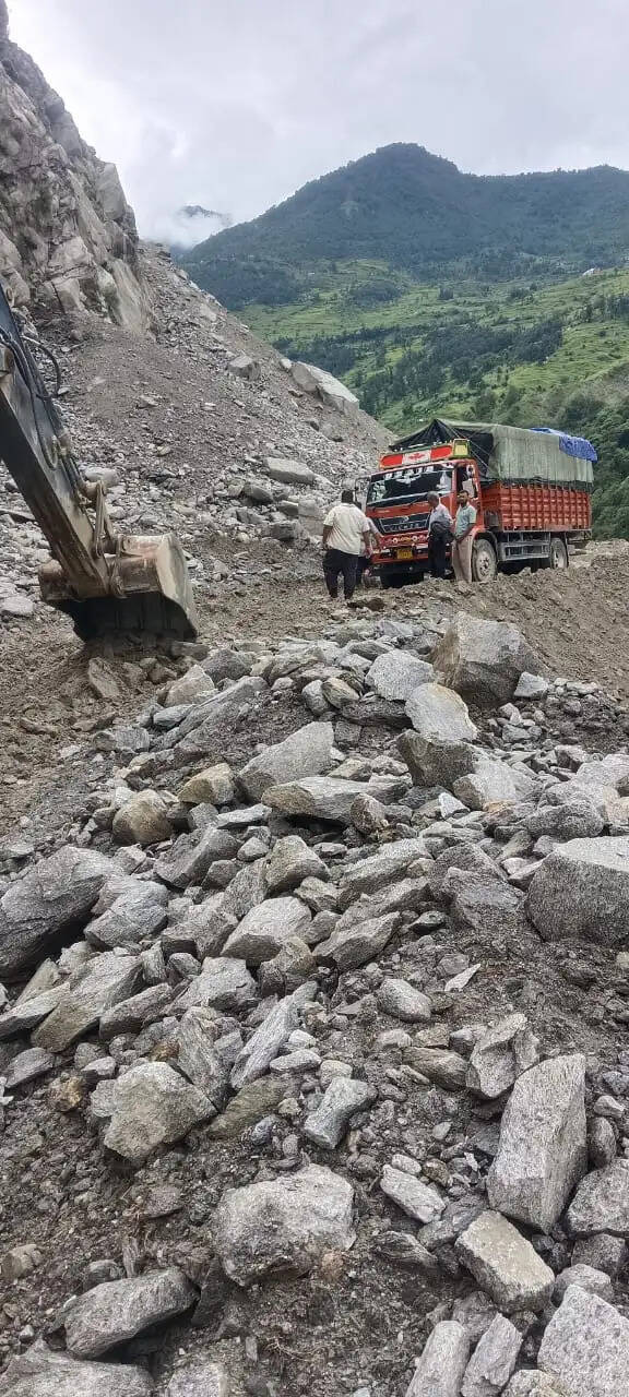तवाघाट-सोबला मार्ग भूस्खलन से बंद, तीन घाटियां प्रभावित