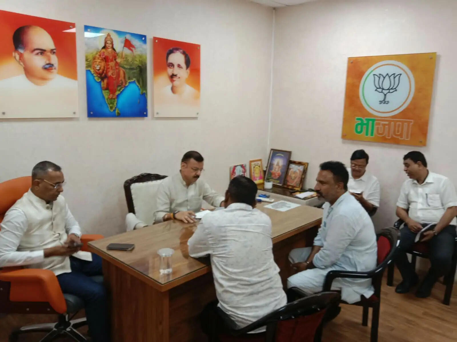 मंत्री&nbsp;उदय प्रताप सिंह ने&nbsp;भाजपा&nbsp;प्रदेश कार्यालय में सुनीं कार्यकर्ताओं की जनसमस्याएं, त्वरित निराकरण के निर्देश