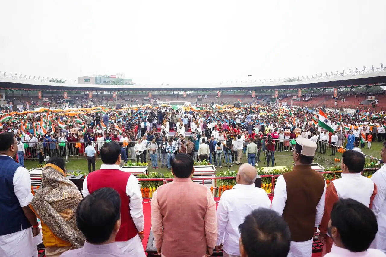 (अपडेट) तिरंगा यात्रा राष्ट्रप्रेम और राष्ट्रीय एकता का संदेश,&nbsp;प्रधानमंत्री&nbsp;के नेतृत्व में देशभर में जाग रही देशभक्ति की अलख : मुख्यमंत्री डॉ.&nbsp;यादव