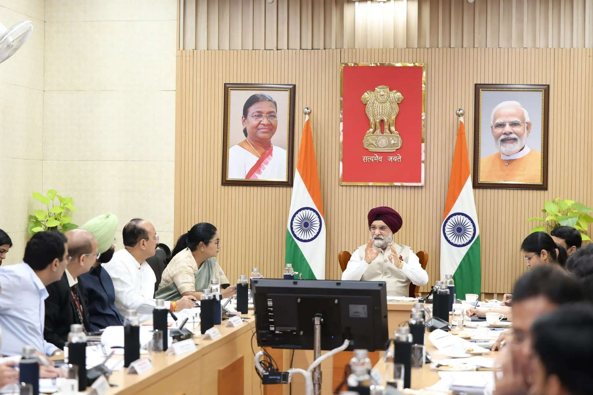 व्यापार, निवेश, सेवाओं को आसान बनाने और अनावश्यक नियमों को हटाने का निर्देश