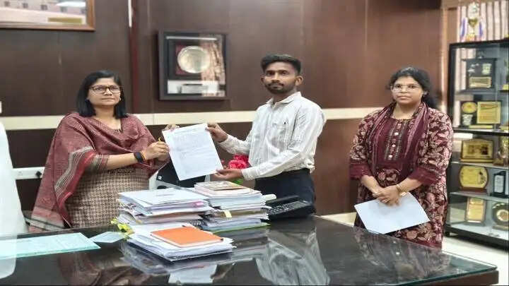 ग्वालियरः जिले के दो युवाओं को अनुकम्पा नियुक्ति पर मिली सरकारी नौकरी, कलेक्टर ने सौंपे नियुक्ति आदेश