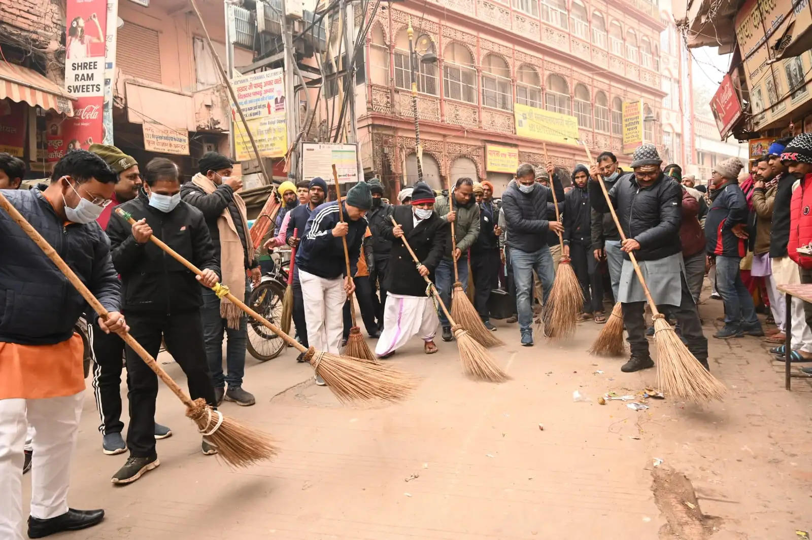 श्री काशी विश्वनाथ धाम में विशेष सफाई अभियान चला