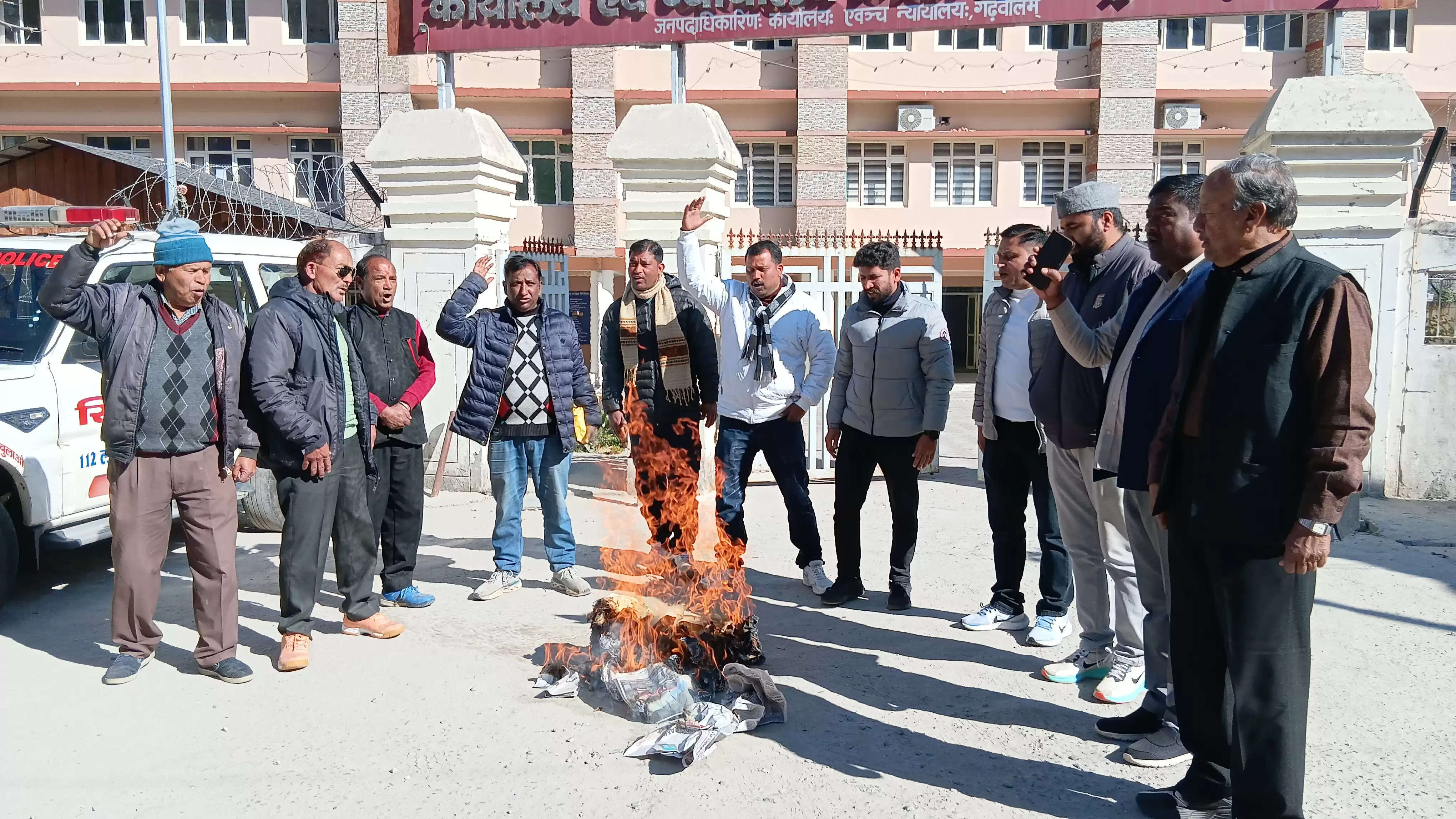 कांग्रेस ने सरकार के खिलाफ किया प्रदर्शन