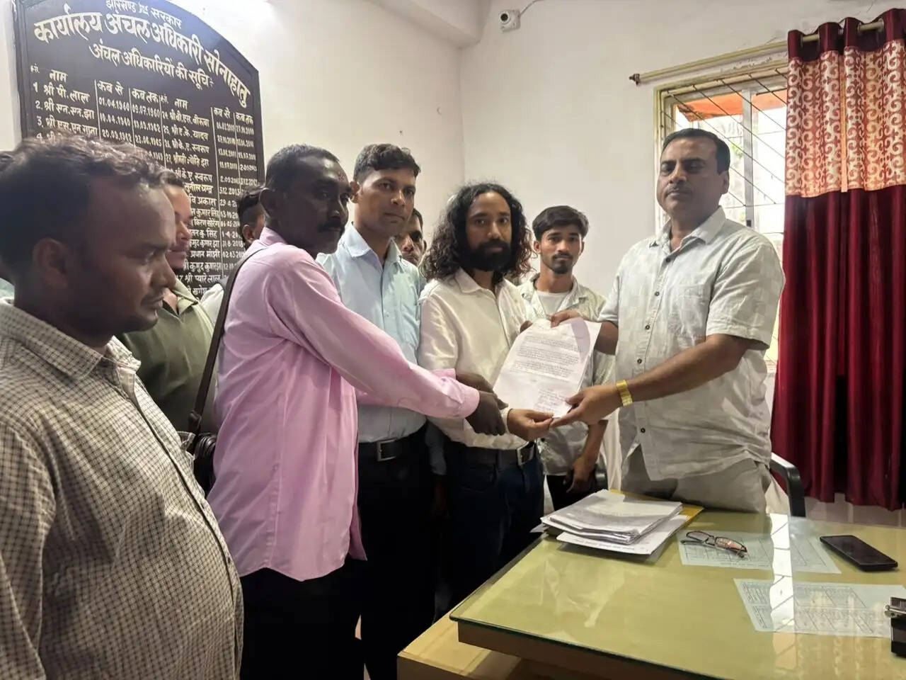 किसानों को समय पर धान बीज उपलब्ध कराए सरकार : देवेंद्र
