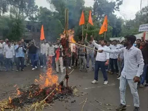 ढालोप प्रकरण में राजपूत समाज का कलेक्ट्रेट पर प्रदर्शन, सांसद का पुतला फूंका