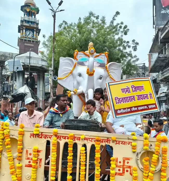 महावीर जयंती के पावन अवसर पर निकली विशाल शोभायात्रा