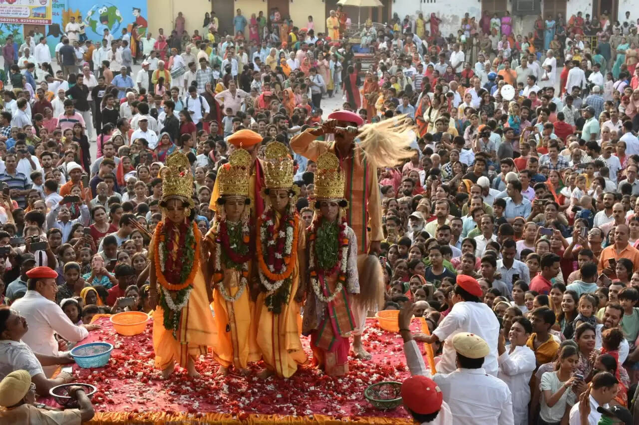 मौनी बाबा के रामलीला में चारों भाइयों के मिलन को देख श्रद्धालु आह्लादित