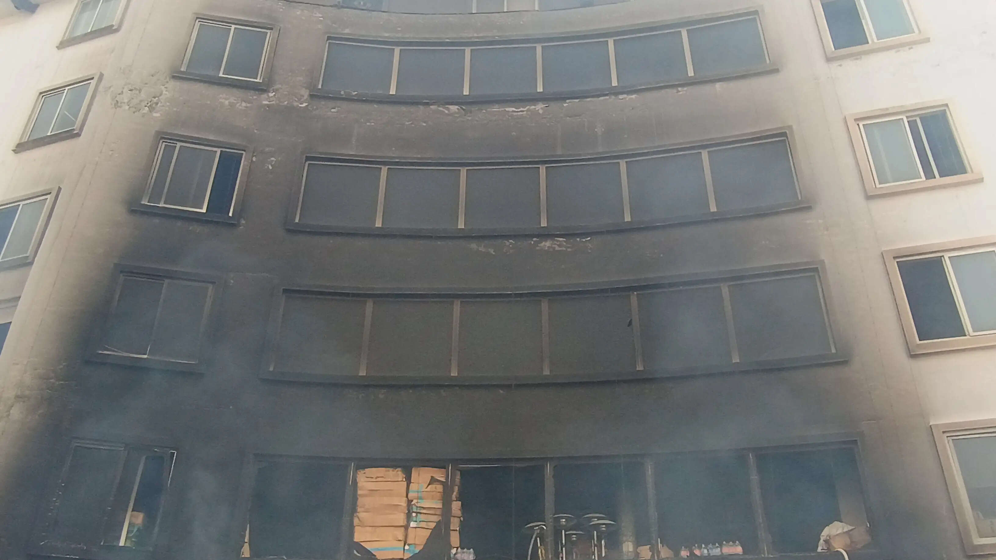 जौनपुर में होटल उत्सव मोटल में भीषण आग, सभी फंसे लोगों को सुरक्षित निकाला गया