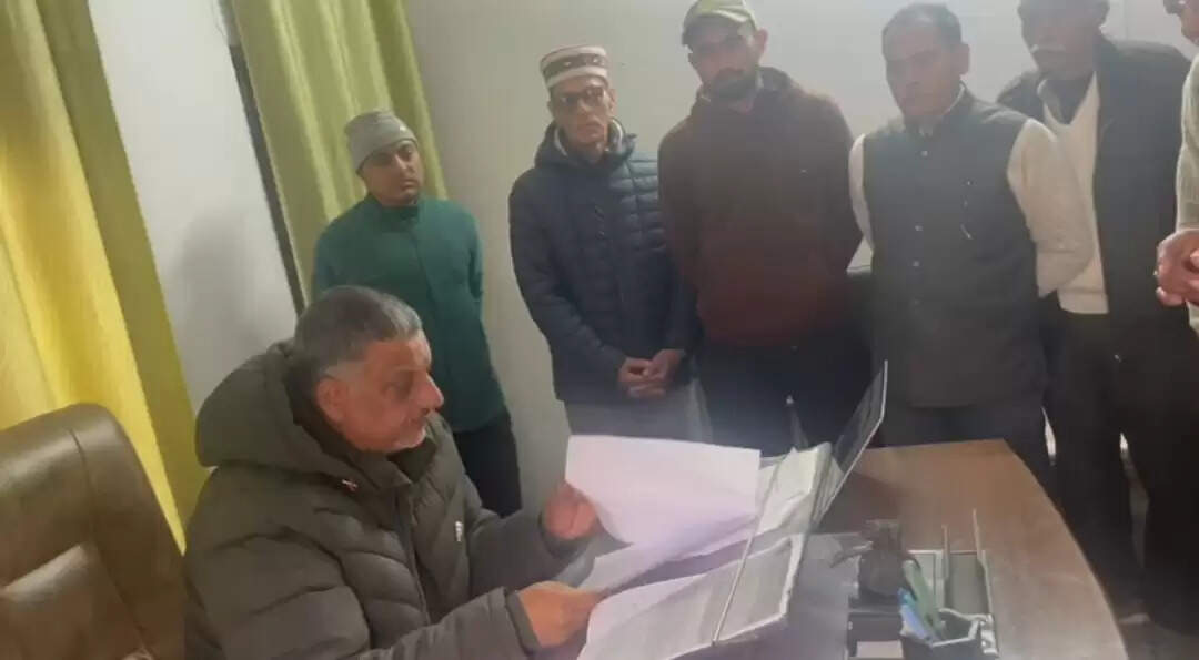 पटवार वृत्त बड़ोहग को कानूनगो वृत्त पन्याली-सरेड़ी में शामिल करने से पर तहसीलदार को सौंपा ज्ञापन