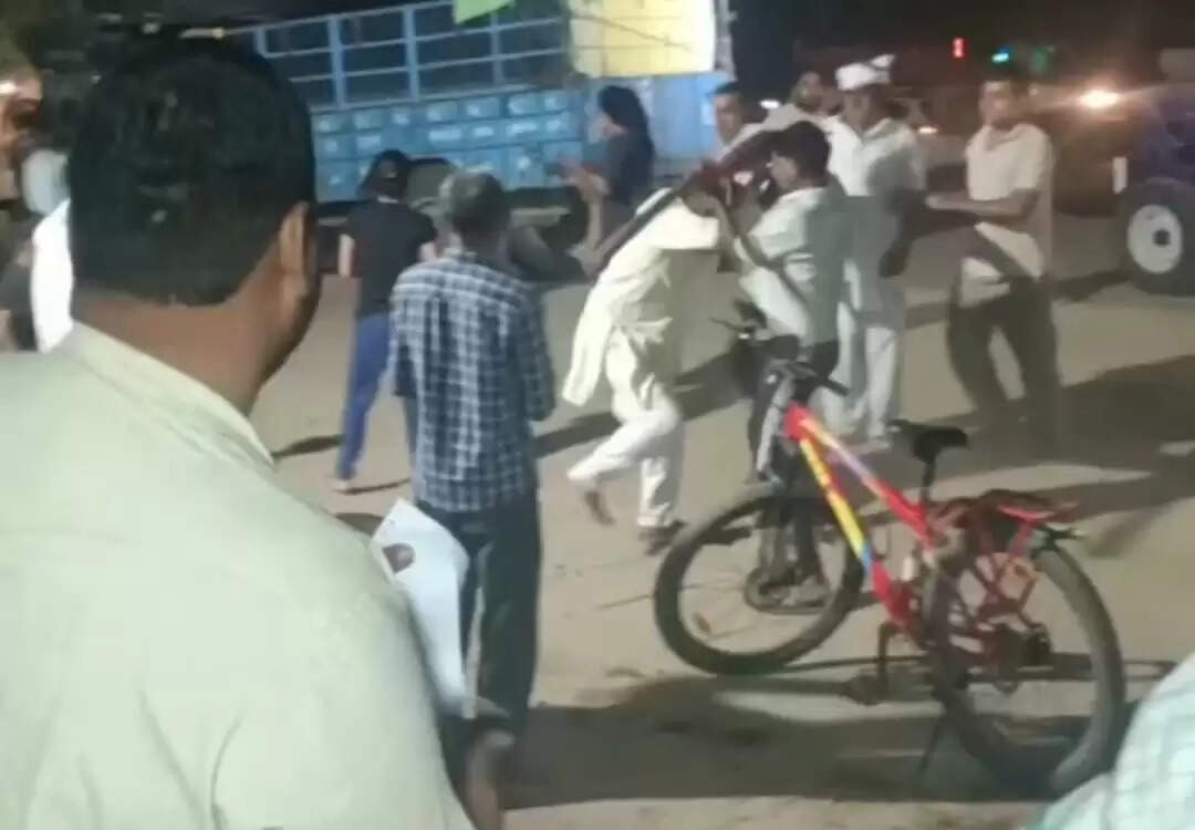 जींद : तोल में अंतर मिलने पर धर्मकांटे के कर्मियों ने किसानों के साथ की मारपीट