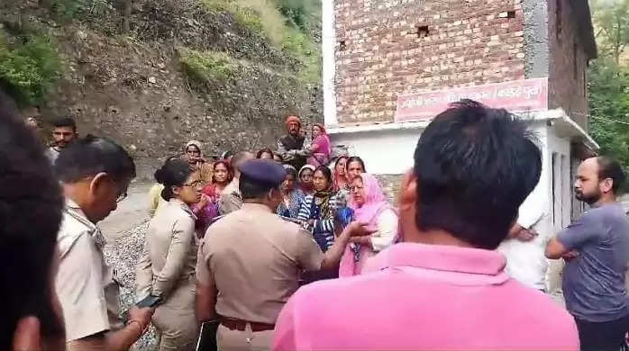 कांडई पुल के पास शराब की दुकान खोले जाने का महिलाओं ने किया विरोध