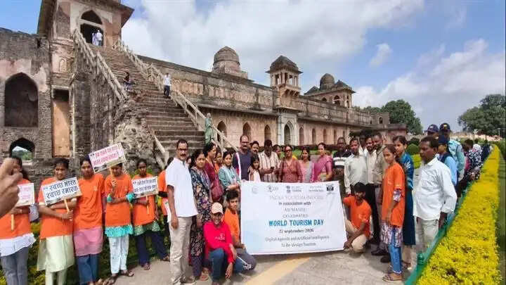 इंदौरः विश्व पर्यटन दिवस पर एयरपोर्ट एवं मांडू में पर्यटकों का पारंपरिक स्वागत