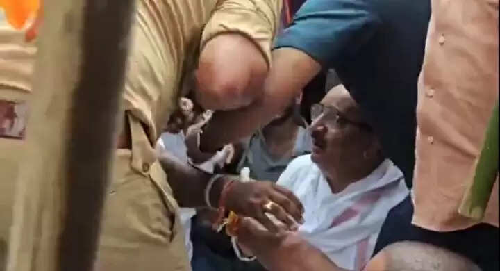 राहुल गांधी के दौरे पर भाजपा का विरोध, राज्य मंत्री बैठे धरने पर