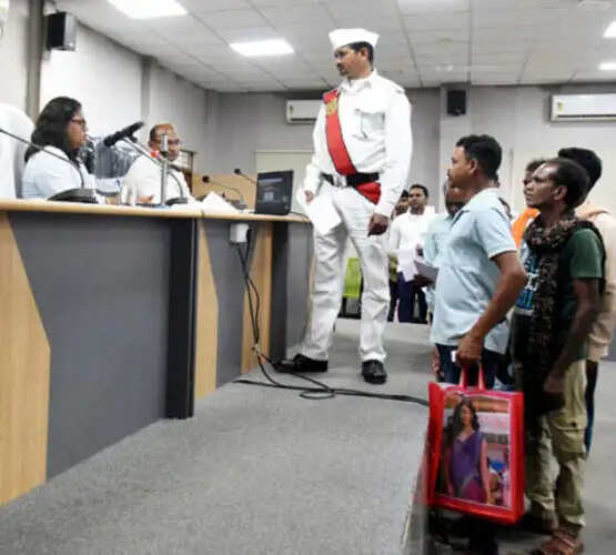 कोंडागांव कलेक्टर ने साप्ताहिक जनदर्शन में सुनी आमजनों की समस्याएं