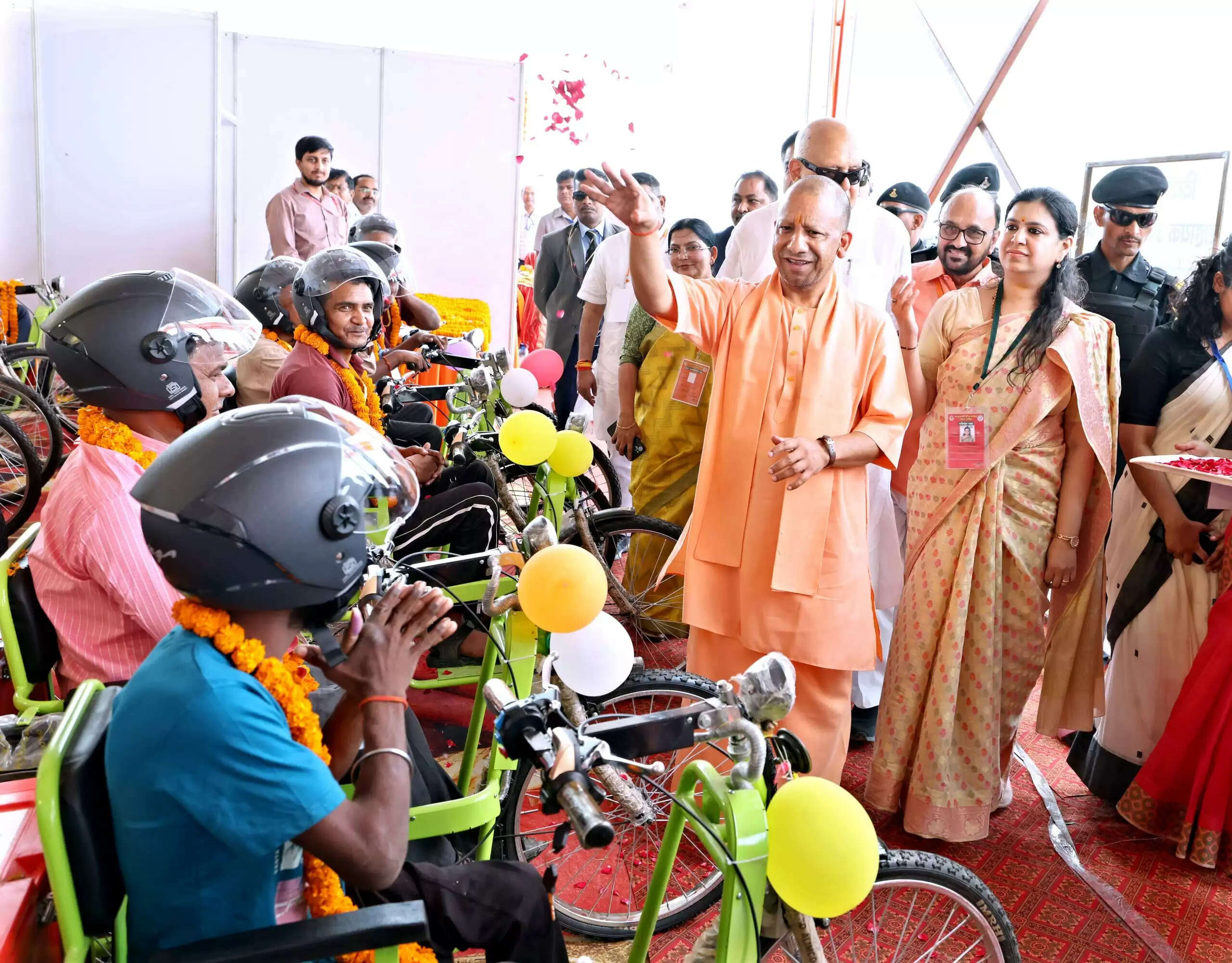 पाकिस्तान के प्रवक्ता की तरह बयान दे रहे हैं सपा के नेता: योगी