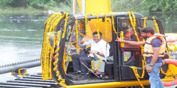 पीडब्ल्यूडी मंत्री प्रवेश वर्मा ने दो अत्याधुनिक लॉन्ग-बूम एम्फीबियस एक्सकेवेटर मशीनों का किया शुभारंभ