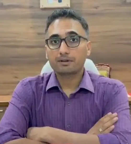 सीवरेज में स्कूटी गिरने के मामले में जेईएन सस्पेंड