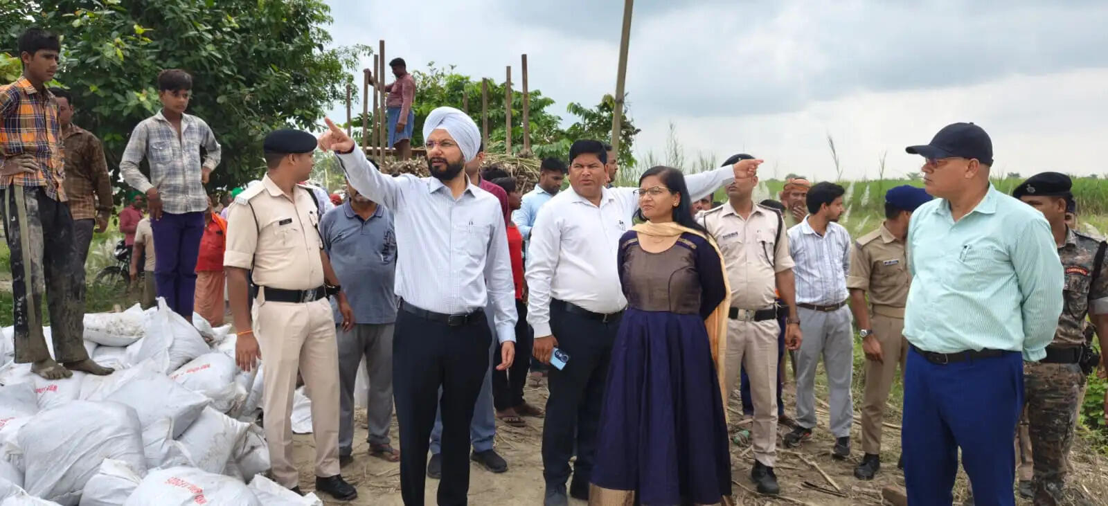 जिलाधिकारी ने मंगलपुर एवं चिवरही पंचायत के रेवहिया में कटाव स्थलों का किया निरीक्षण