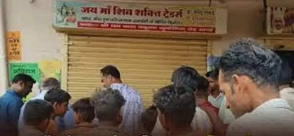 खाद-बीज विक्रेताओं की हड़ताल, इंदौर में प्रदर्शन,&nbsp;कलेक्टर को सौंपा ज्ञापन