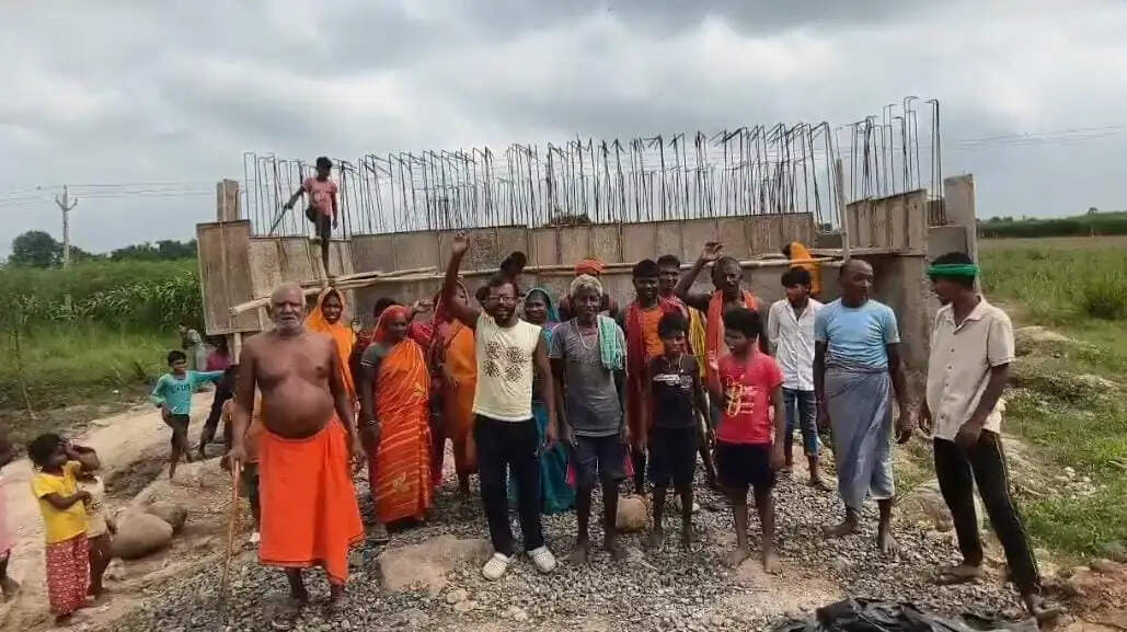 बाढ़ से पहले पुल निर्माण पूरा न हुआ तो टापू बन जाएगा दिलौरी गांव, ग्रामीणों में भारी आक्रोश
