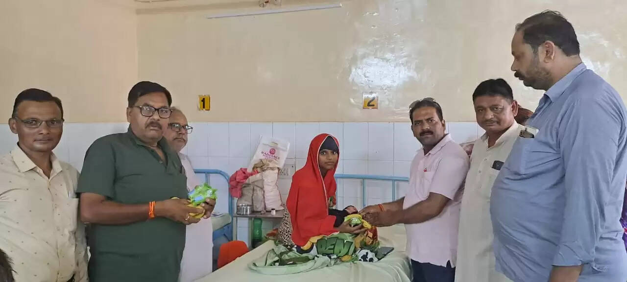 कैविनेट मंत्री के जन्मदिन पर वैश्य समाज ने मरीजों को बाँटे फल