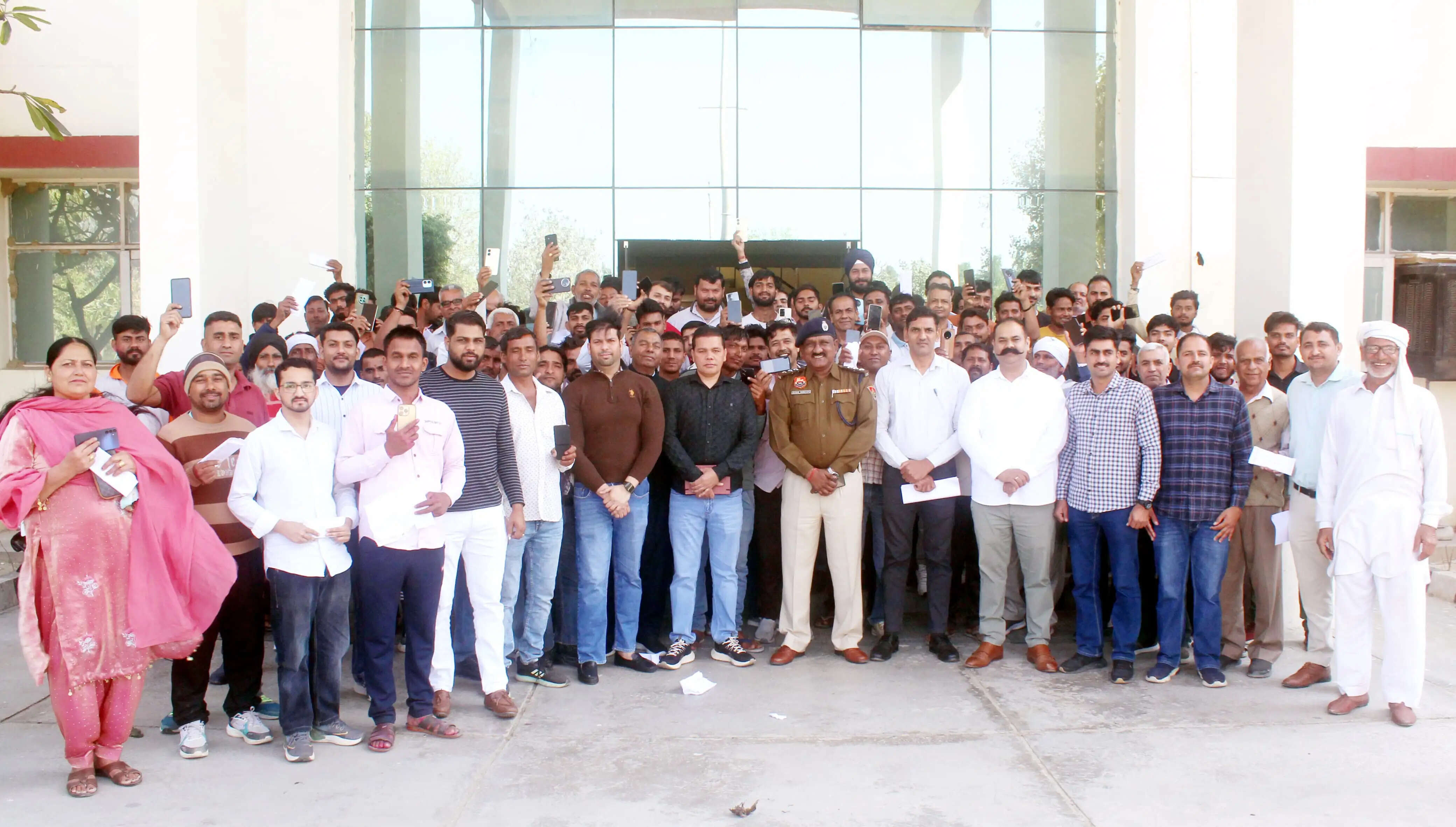 कैथल: साइबर सेल ने 21 लाख कीमत के 130 गुमशुदा मोबाइल बरामद करके मालिकाें काे साैंपे