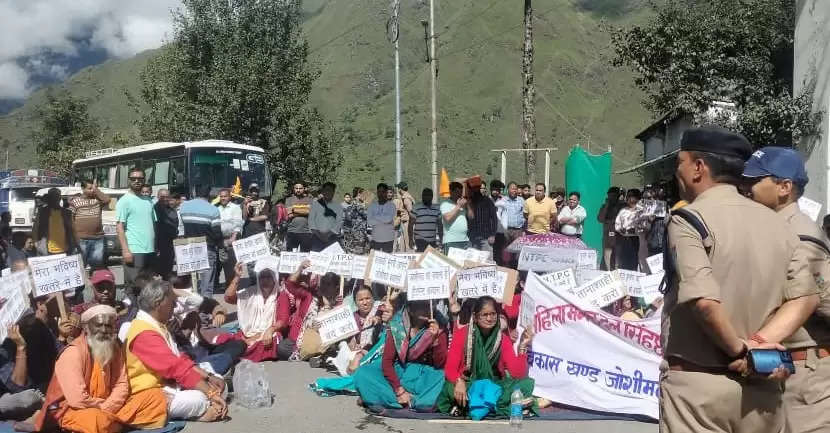 आपदा प्रभावितों के चक्का जाम से यात्रियों को भारी परेशानी