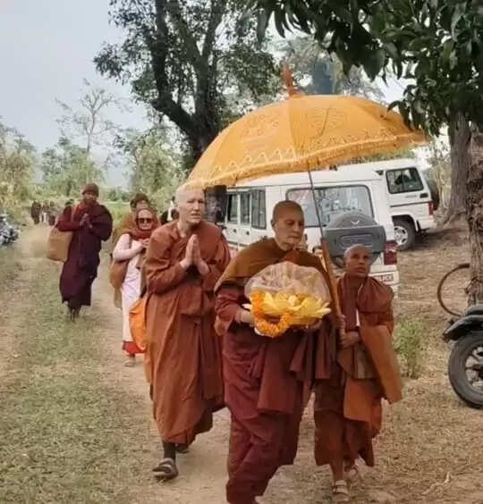 वाल्मीकि नगर&nbsp; के&nbsp;&nbsp; दरुआबारी गांव पहुंचे 13 देश के बौद्ध