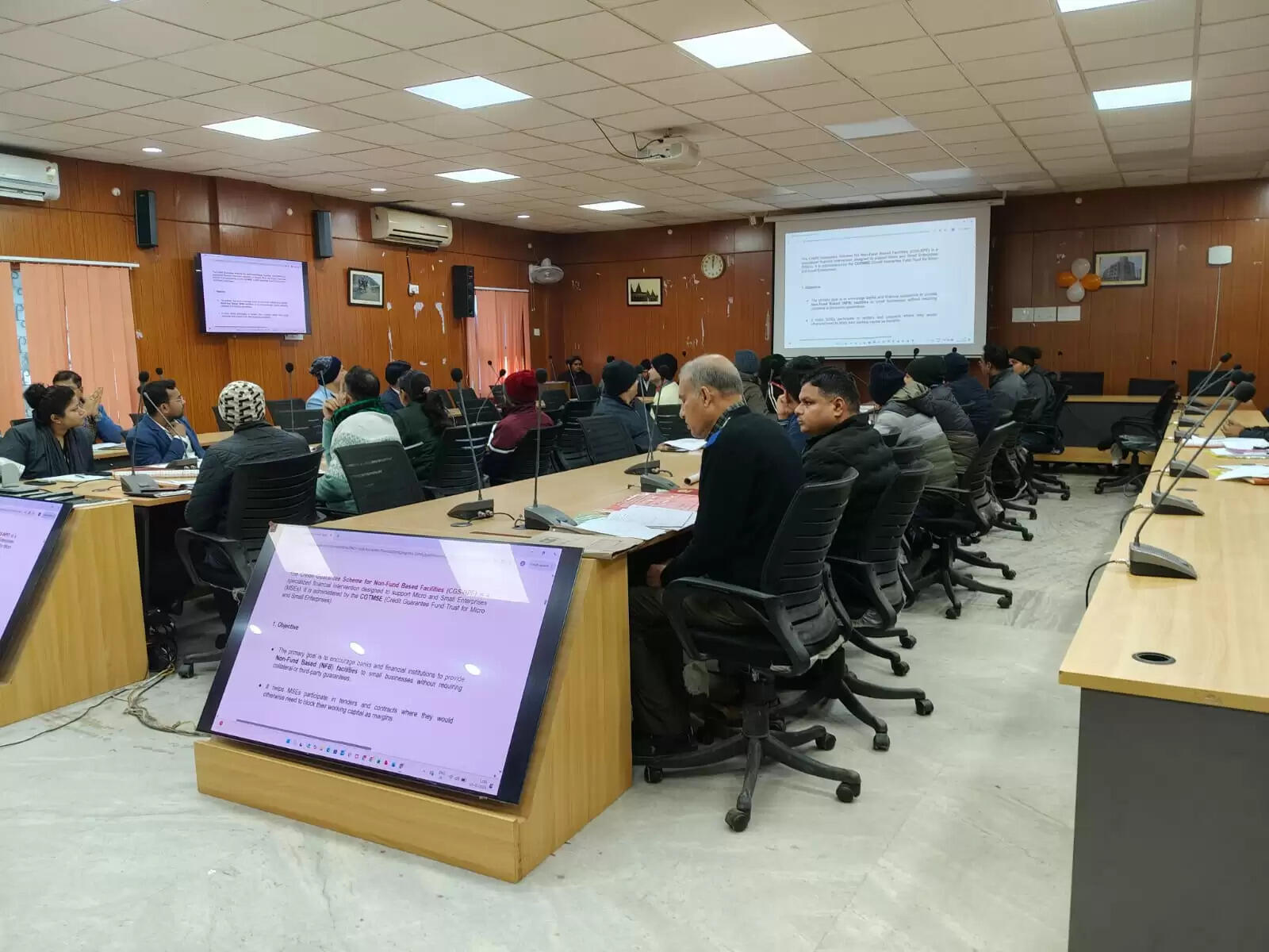 बैंकों की सुस्ती पर डीएम सख्त, सीडी रेशियो 50 प्रतिशत तक करने का आदेश