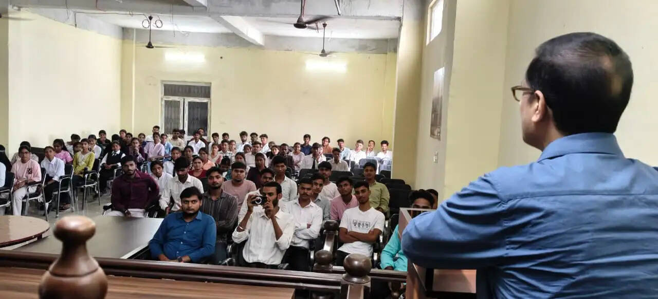 कौशल, इंटर्नशिप से विधि विद्यार्थियों के लिए करियर की संभावनाएं : प्रो. प्रदीप कुमार