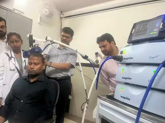 एसआरएन के न्यूरोलॉजी विभाग में अत्याधुनिक मशीन से इलाज शुरू