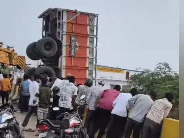 जोजरी नदी में गिरा ट्रक, ड्राइवर सुरक्षित