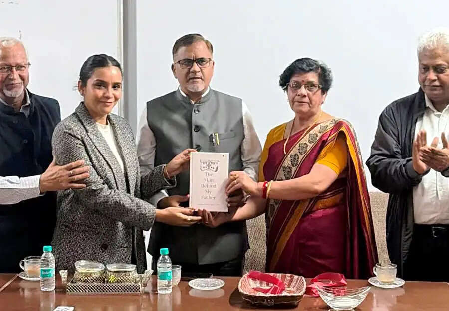 ‘द मैन बिहाइंड माई फादर’ का नैनीताल में लोकार्पण
