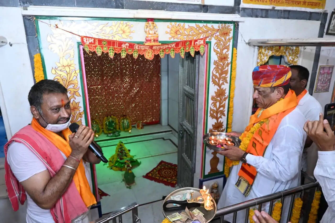 केंद्र सरकार के सफल 12 वर्ष पूरे होन पर देवस्थान मंत्री कुमावत ने भगवान शिव का किया अभिषेक