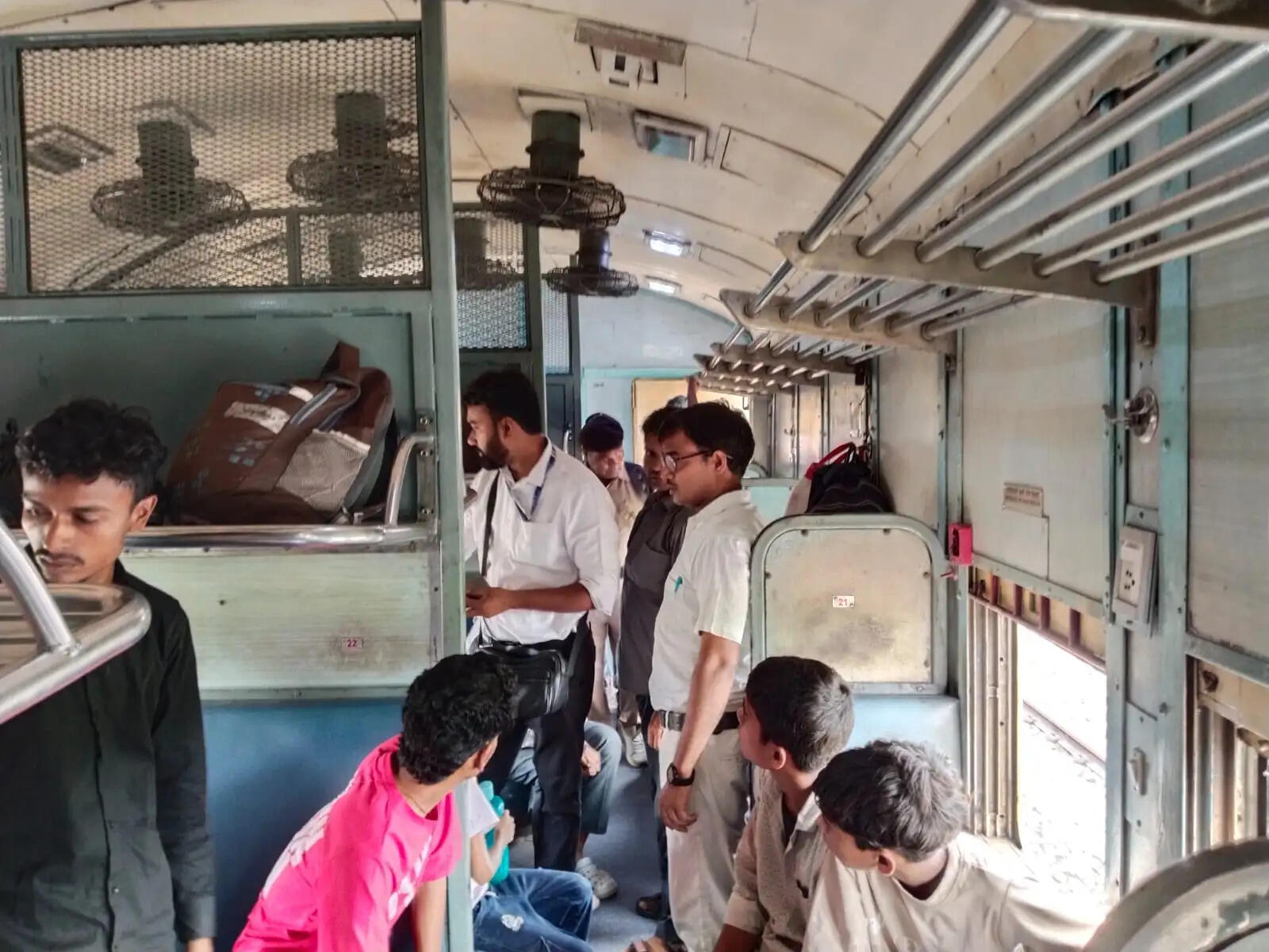 सारण में रेल टिकट जाँच विशेष अभियान में 40 बिना टिकट यात्री धराए