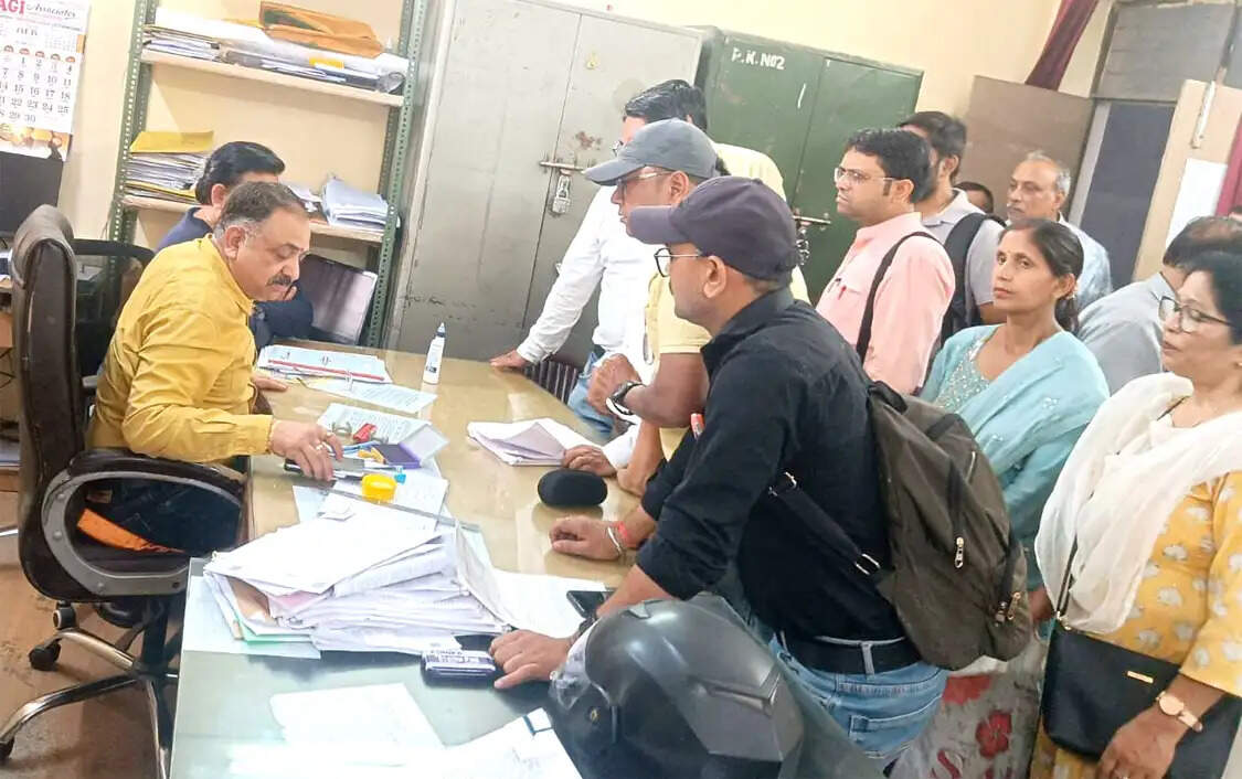 जनगणना ड्यूटी में गड़बड़ी पर शिक्षकों ने किया अधिकारियों का घेराव