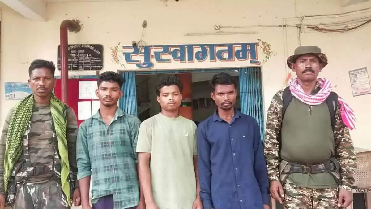 छत्तीसगढ़ में सात नक्सली गिरफ्तार, पांच इनामी नक्सलियों ने किया आत्मसमर्पण