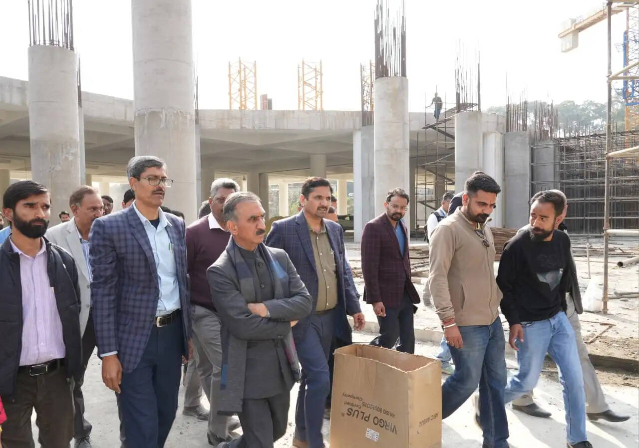मुख्यमंत्री ने किया निर्माणाधीन हेलीपोर्ट और बस अड्डा हमीरपुर का निरीक्षण