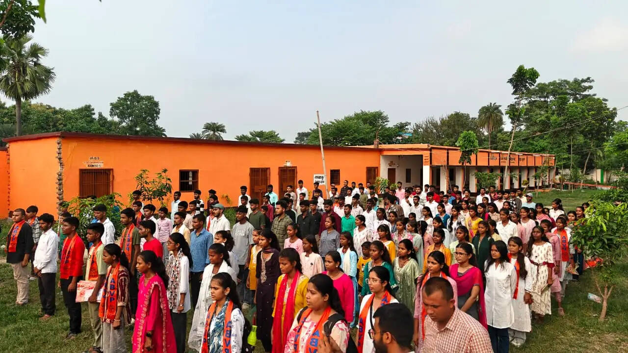 वंदे मातरम् के 150वें वर्ष पर अभाविप द्वारा सामूहिक वंदे मातरम् गायन का आयोजन