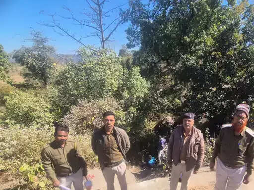 अनूपपुर: अवैध कोयला सुरंगें बंद करने कोलकर्मी भर रहें मिट्टी-पत्थर