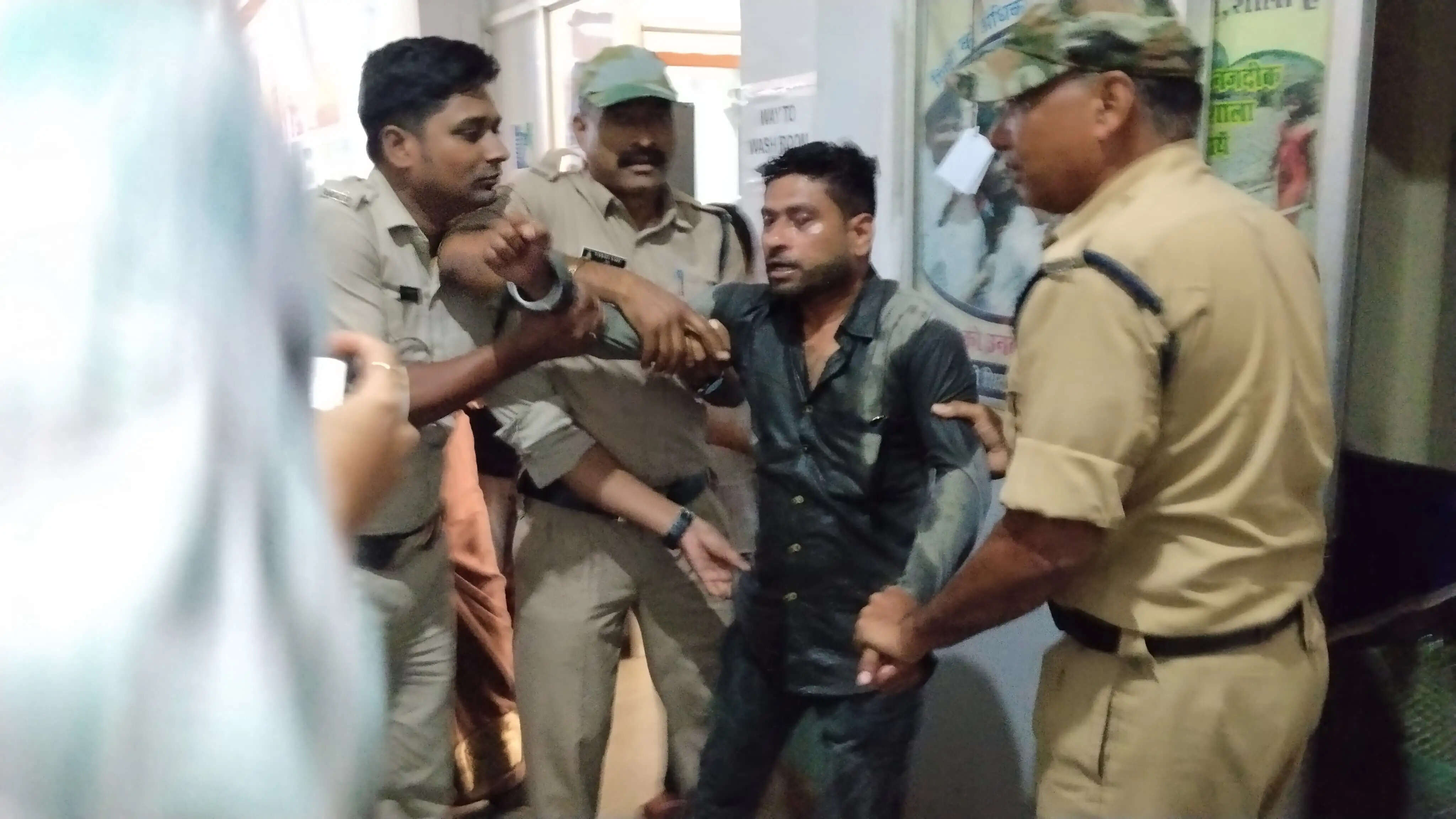 धमतरी : रास्ता बंद होने से त्रस्त युवक ने कलेक्ट्रेट में आत्मदाह का किया प्रयास, मचा हड़कंप