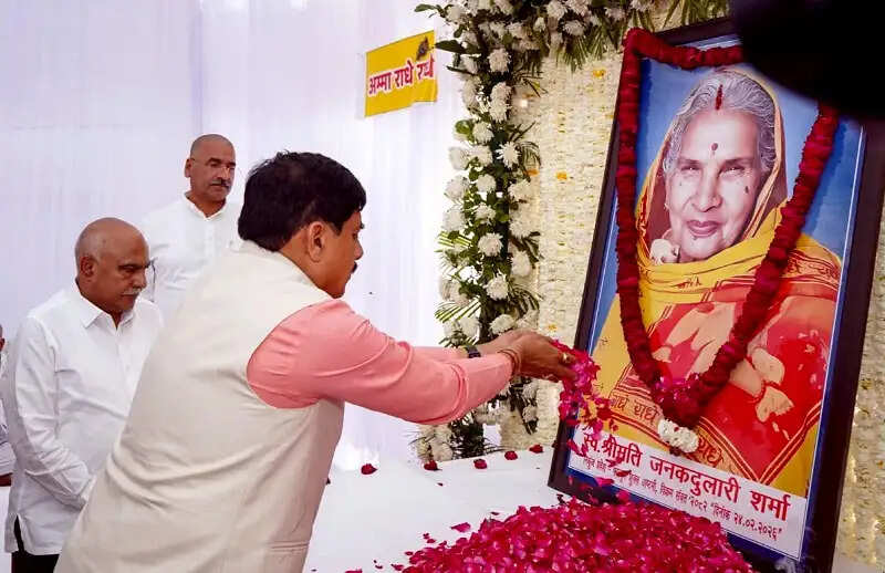 मप्रः मुख्यमंत्री ने हितानंद शर्मा की माताजी के निधन पर दी श्रद्धांजलि